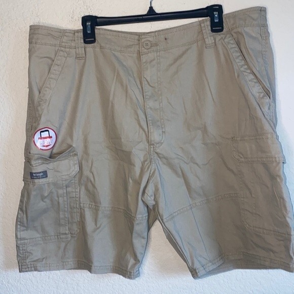 Wrangler men cargo utility shorts 42 relaxed fit work khaki tech pocket new - Picture 1 of 8